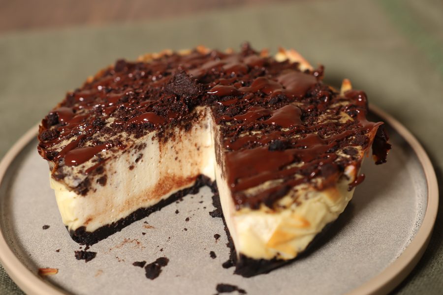 Oreo cheesecake with chocolate topping